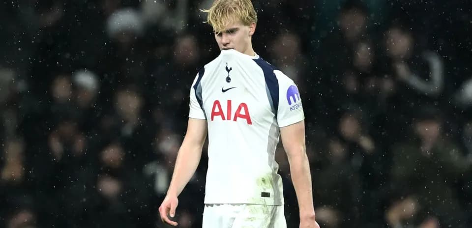 Jugador de Tottenham con camiseta manchada en el campo