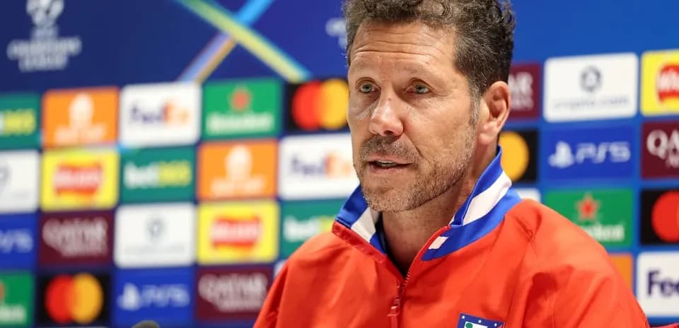 Entrenador hablando en conferencia de prensa