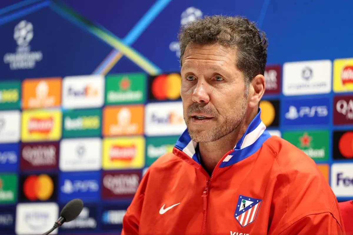 Entrenador hablando en conferencia de prensa