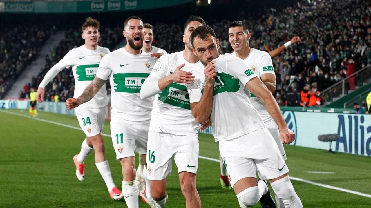Jugadores de Elche celebrando un gol