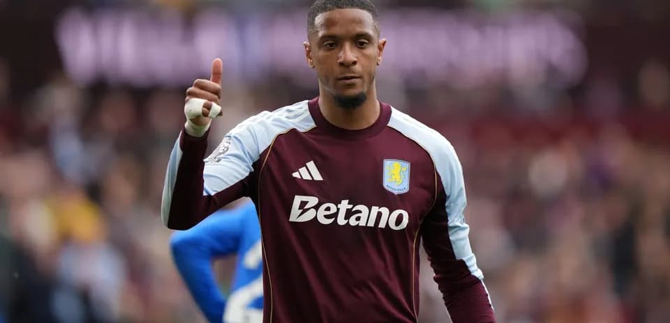 Portero de Aston Villa levantando el pulgar en el campo