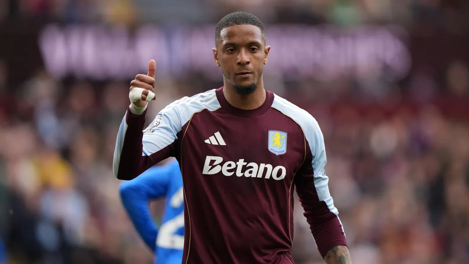 Portero de Aston Villa levantando el pulgar en el campo