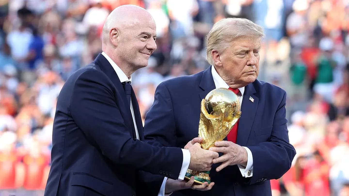 Gianni Infantino y Donald Trump sosteniendo el trofeo