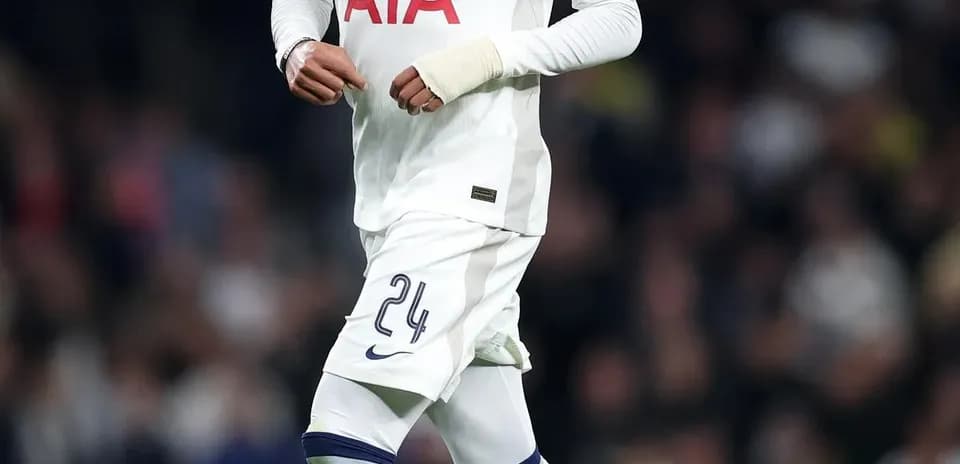 Jugador de Tottenham corriendo con balón en el campo