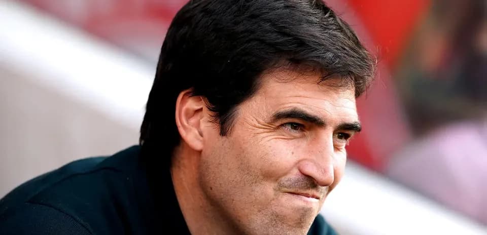 Entrenador en el banquillo durante el partido