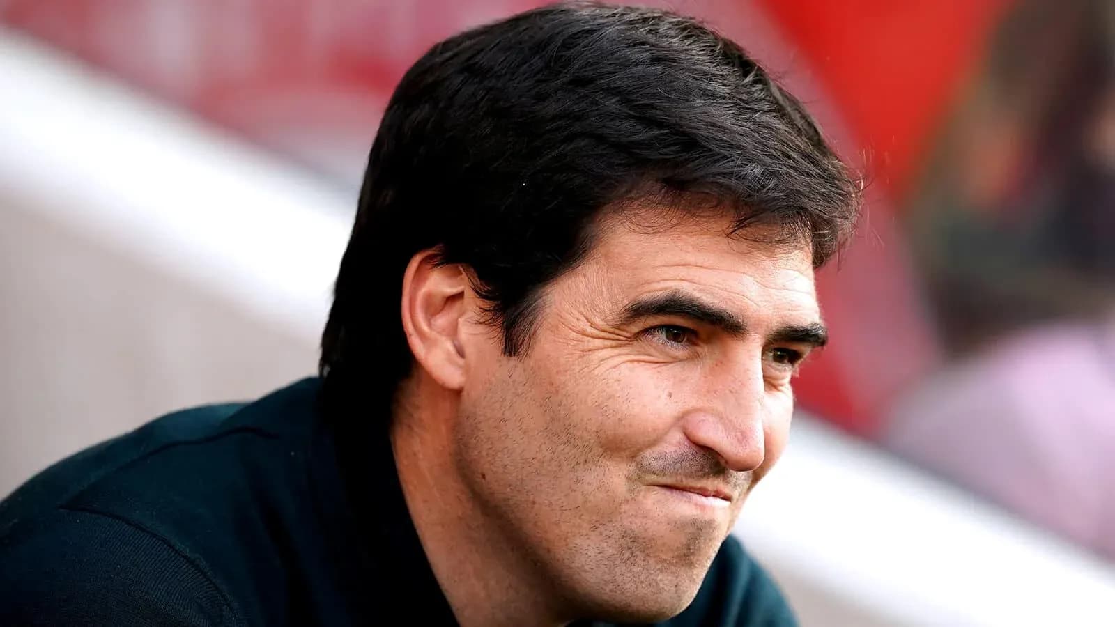 Entrenador en el banquillo durante el partido