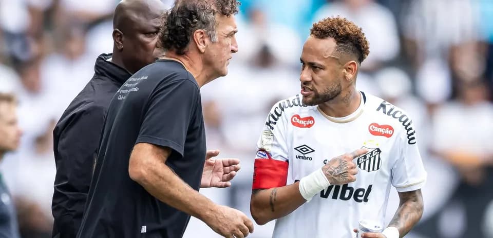 Neymar conversando con el entrenador en el campo