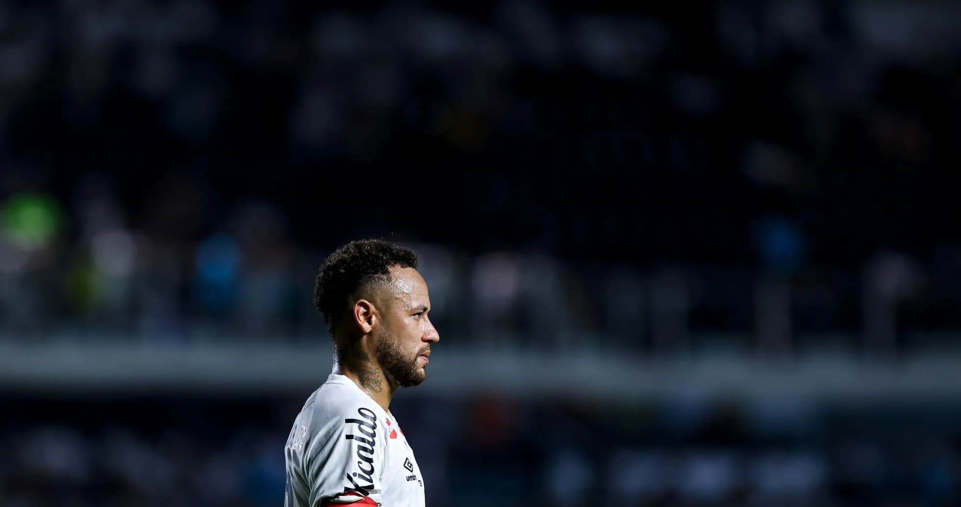 Jugador de fútbol en perfil durante partido