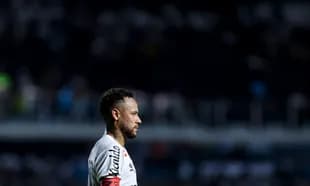 Jugador de fútbol en perfil durante partido