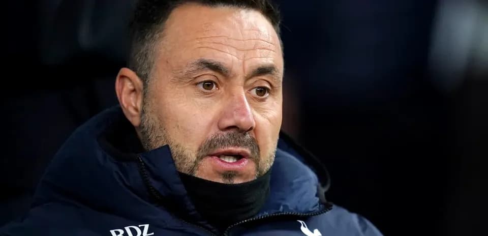 Entrenador sentado en el banquillo de Tottenham