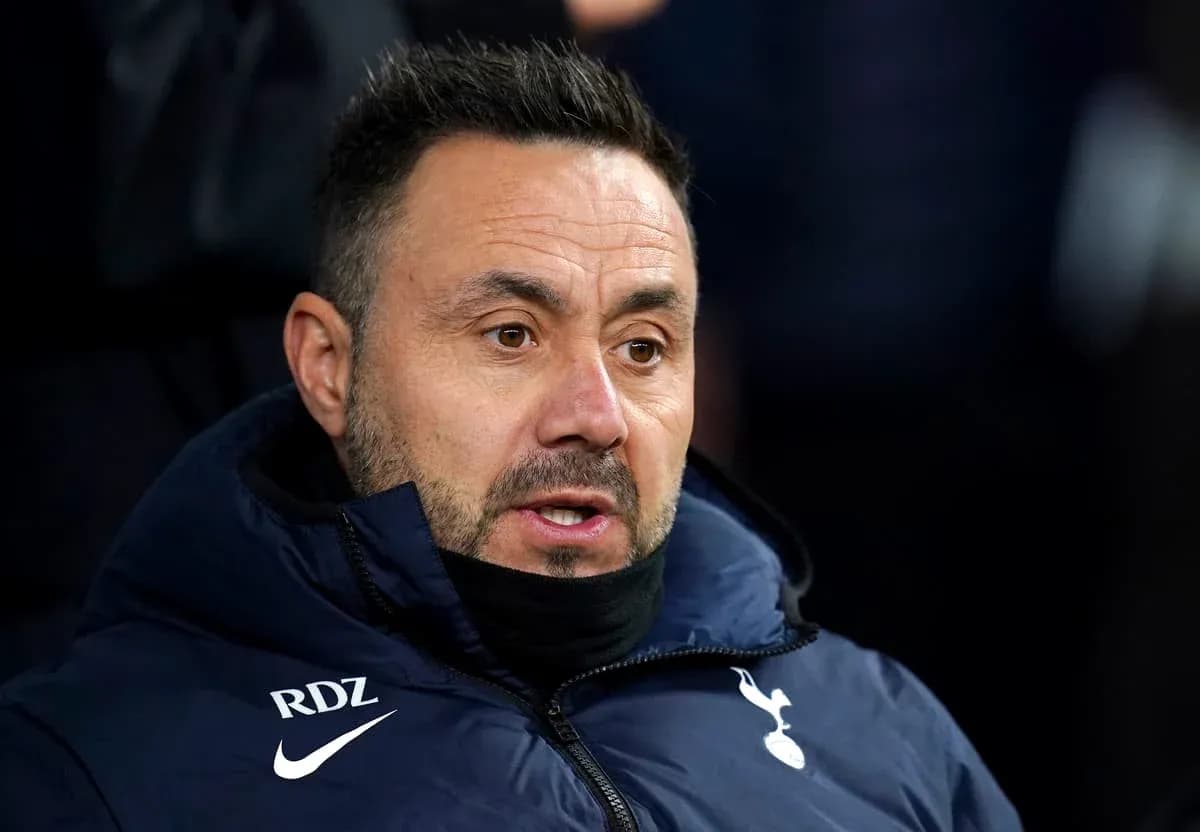 Entrenador sentado en el banquillo de Tottenham