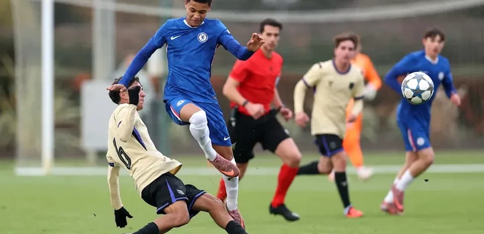 Jugador de Chelsea supera a oponente en el campo