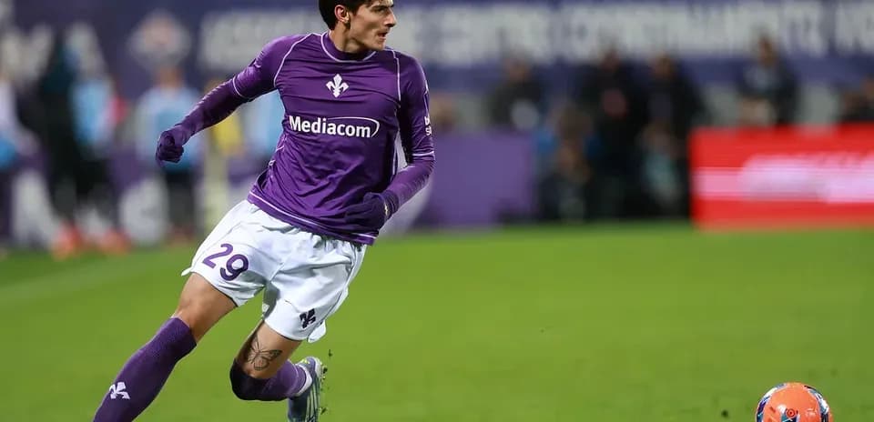 Jugador corriendo tras el balón en el campo