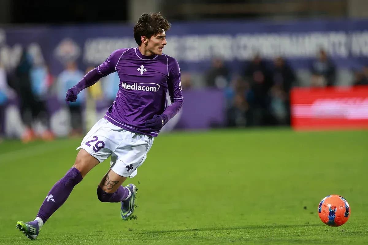 Jugador corriendo tras el balón en el campo