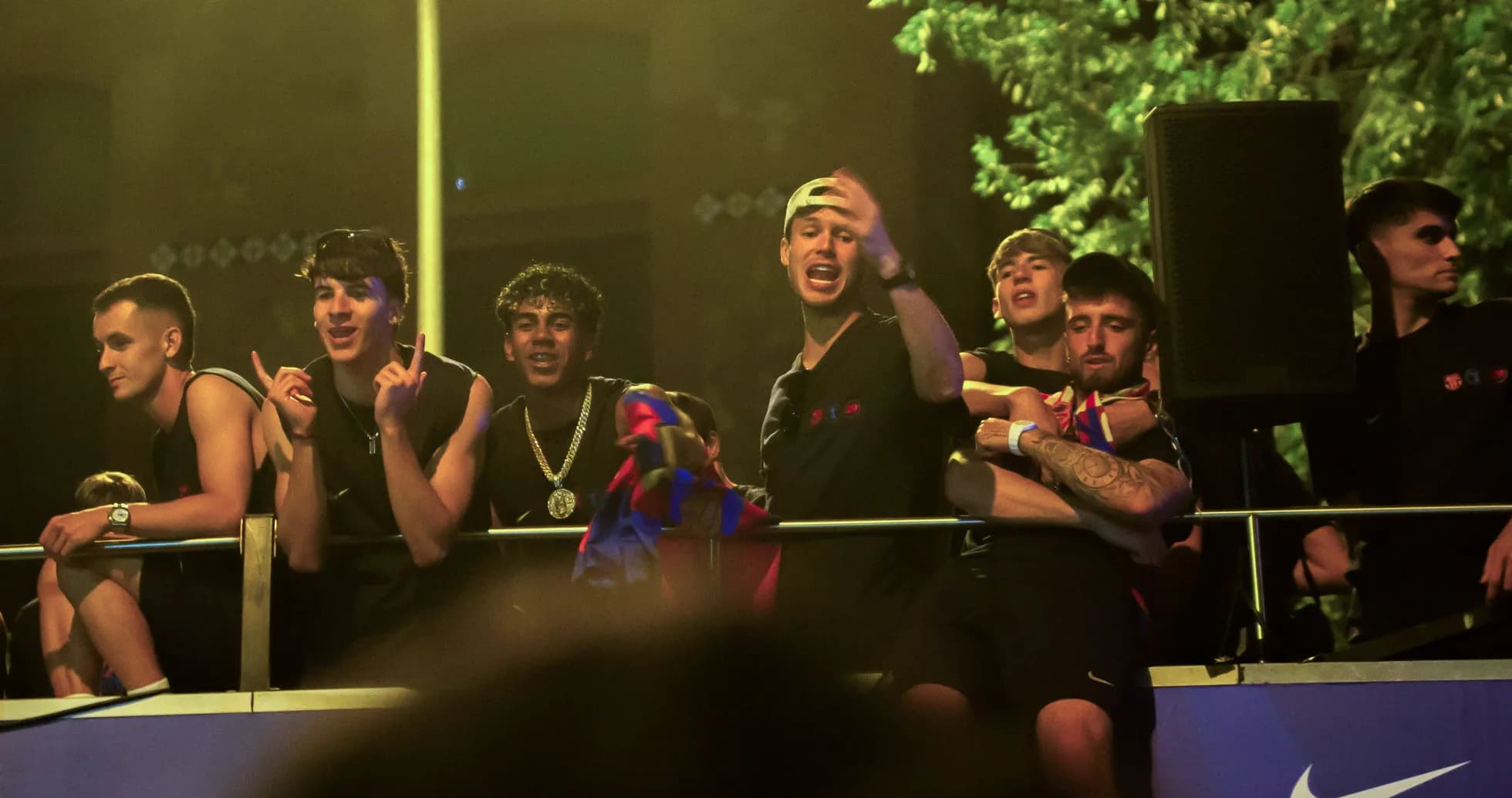 Grupo de aficionados celebrando en evento deportivo