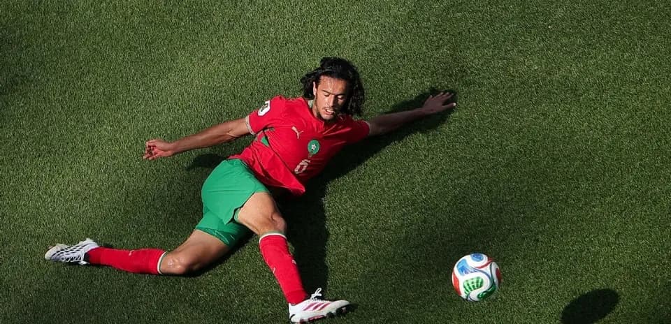Jugador de Marruecos en el suelo buscando el balón