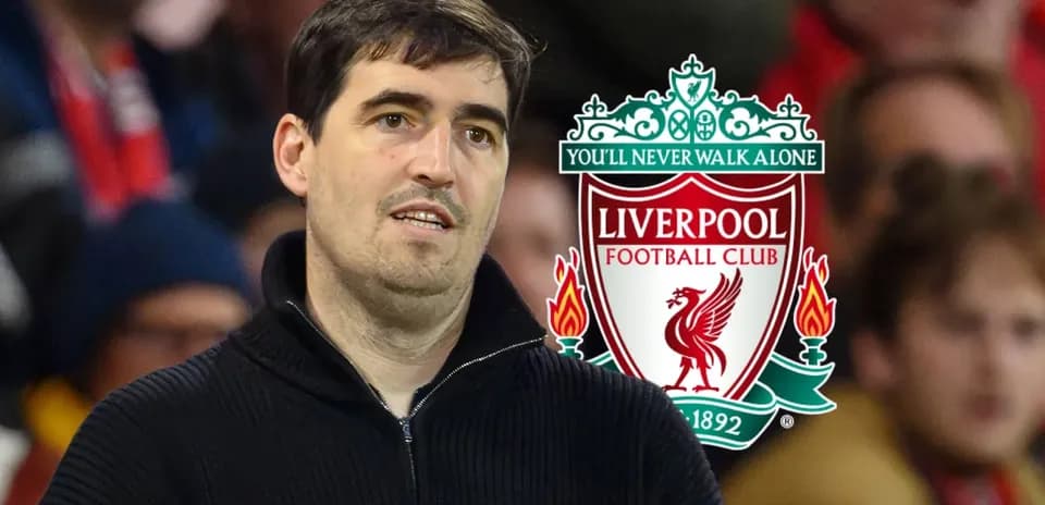 Persona observando un partido de Liverpool FC