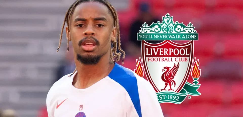 Jugador de PSG entrenando con escudo de Liverpool