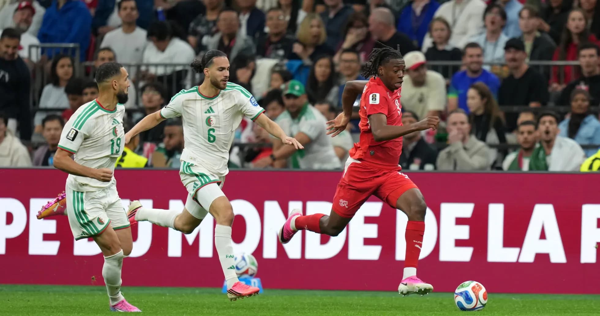 Jugador de Suiza corriendo durante el partido