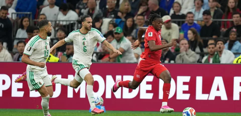 Jugador de Suiza corriendo durante el partido