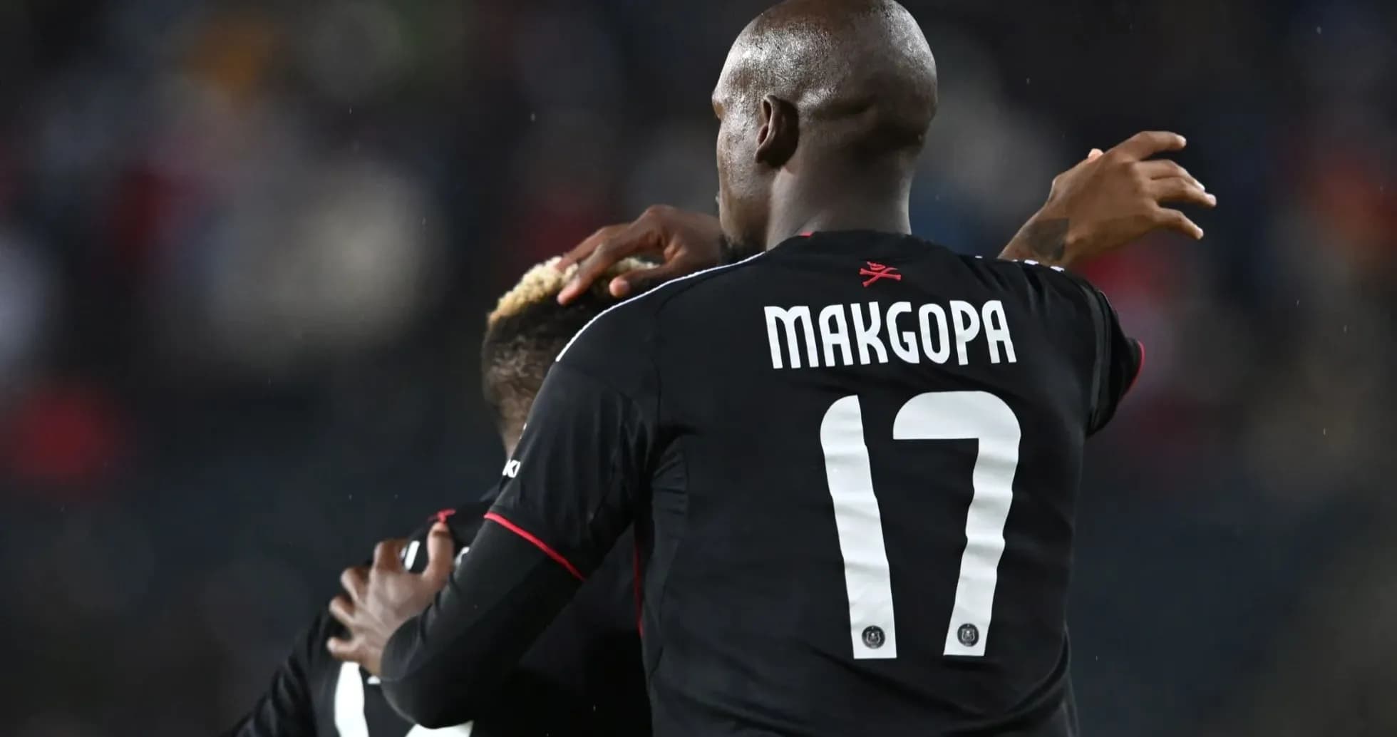 Jugadores celebrando un gol en el partido