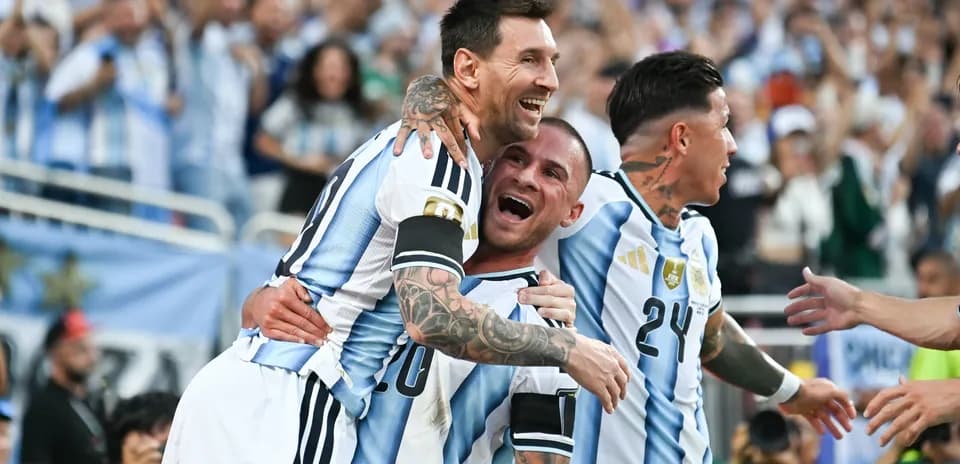 Jugadores de Argentina celebrando un gol juntos