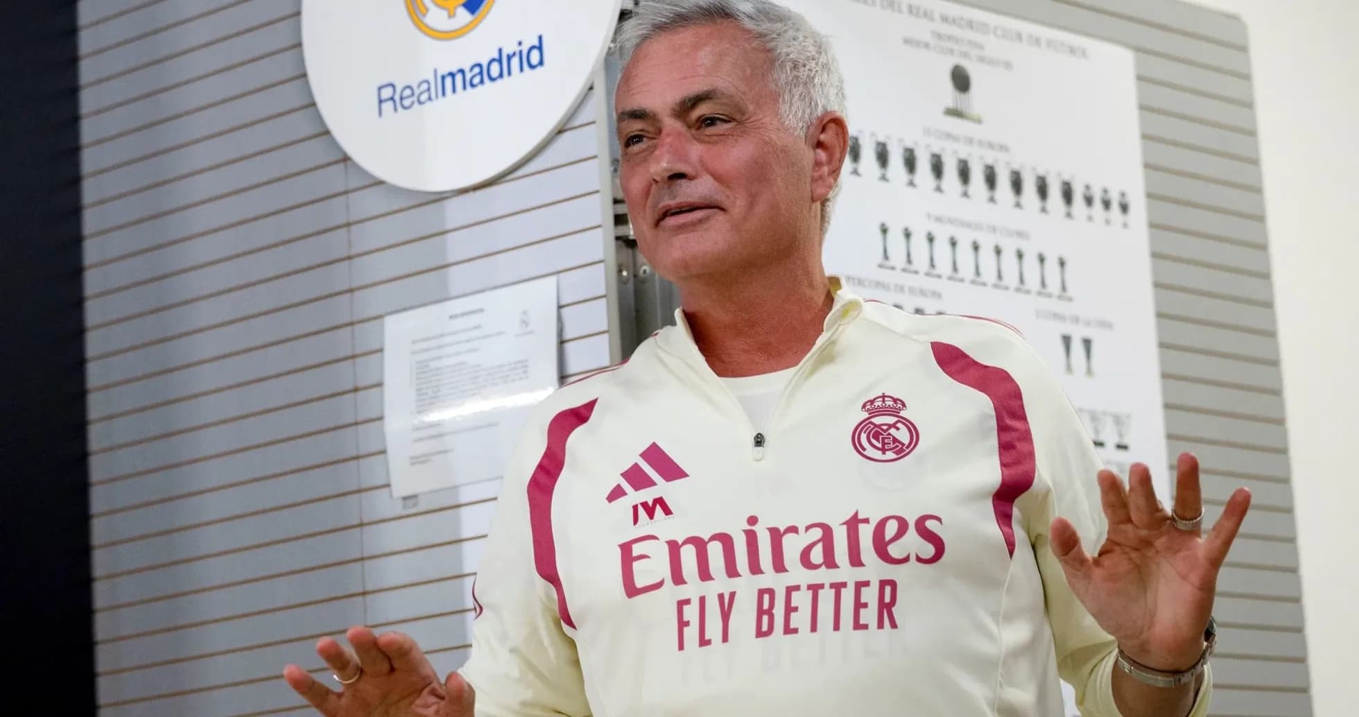 Entrenador hablando en sala de prensa de Real Madrid