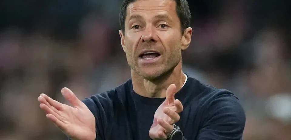 Entrenador gesticulando durante un partido de fútbol