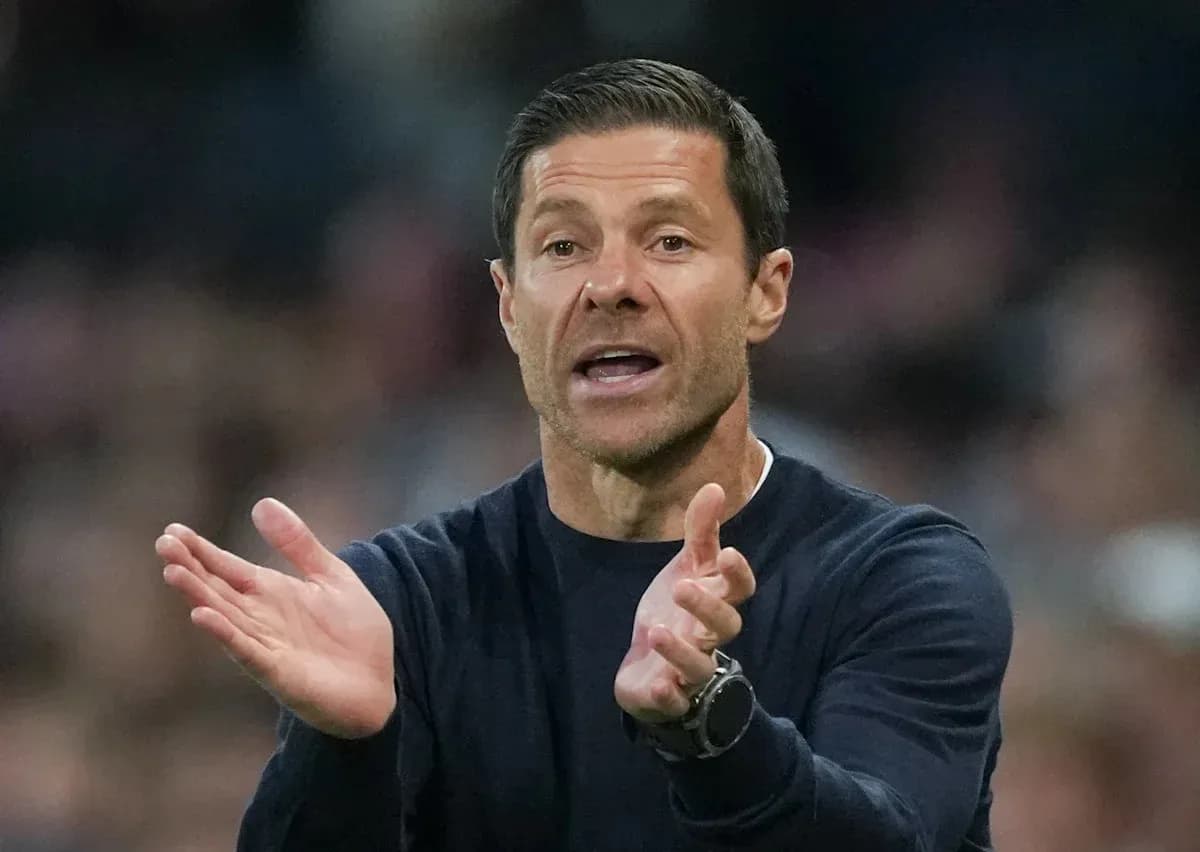 Entrenador gesticulando durante un partido de fútbol