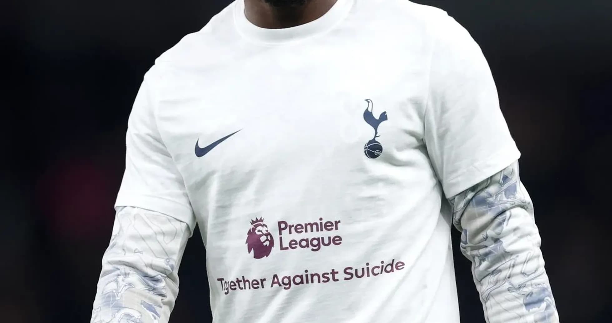 Jugador de Tottenham con camiseta de calentamiento en el campo