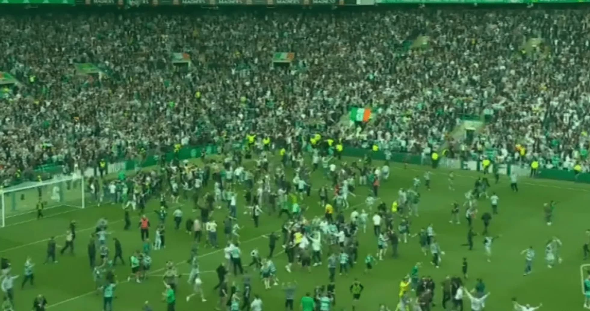 Aficionados celebrando en el campo después del partido