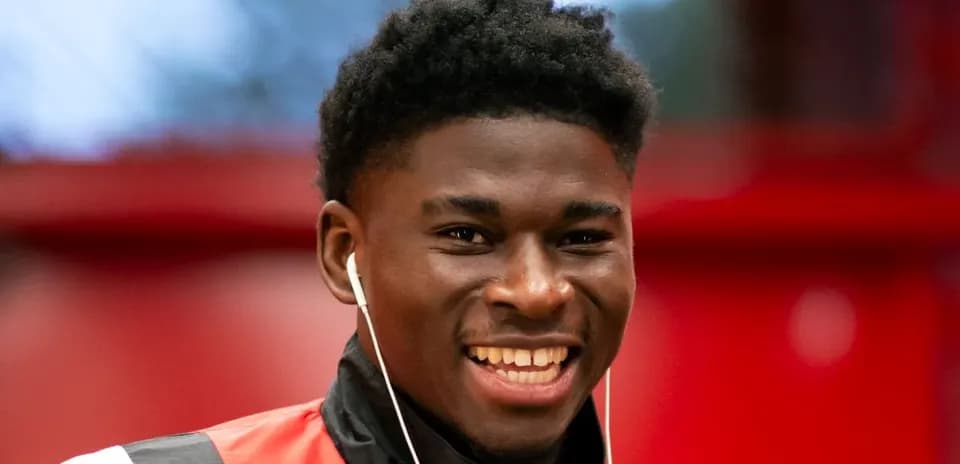 Jugador sonriendo con auriculares en el vestuario