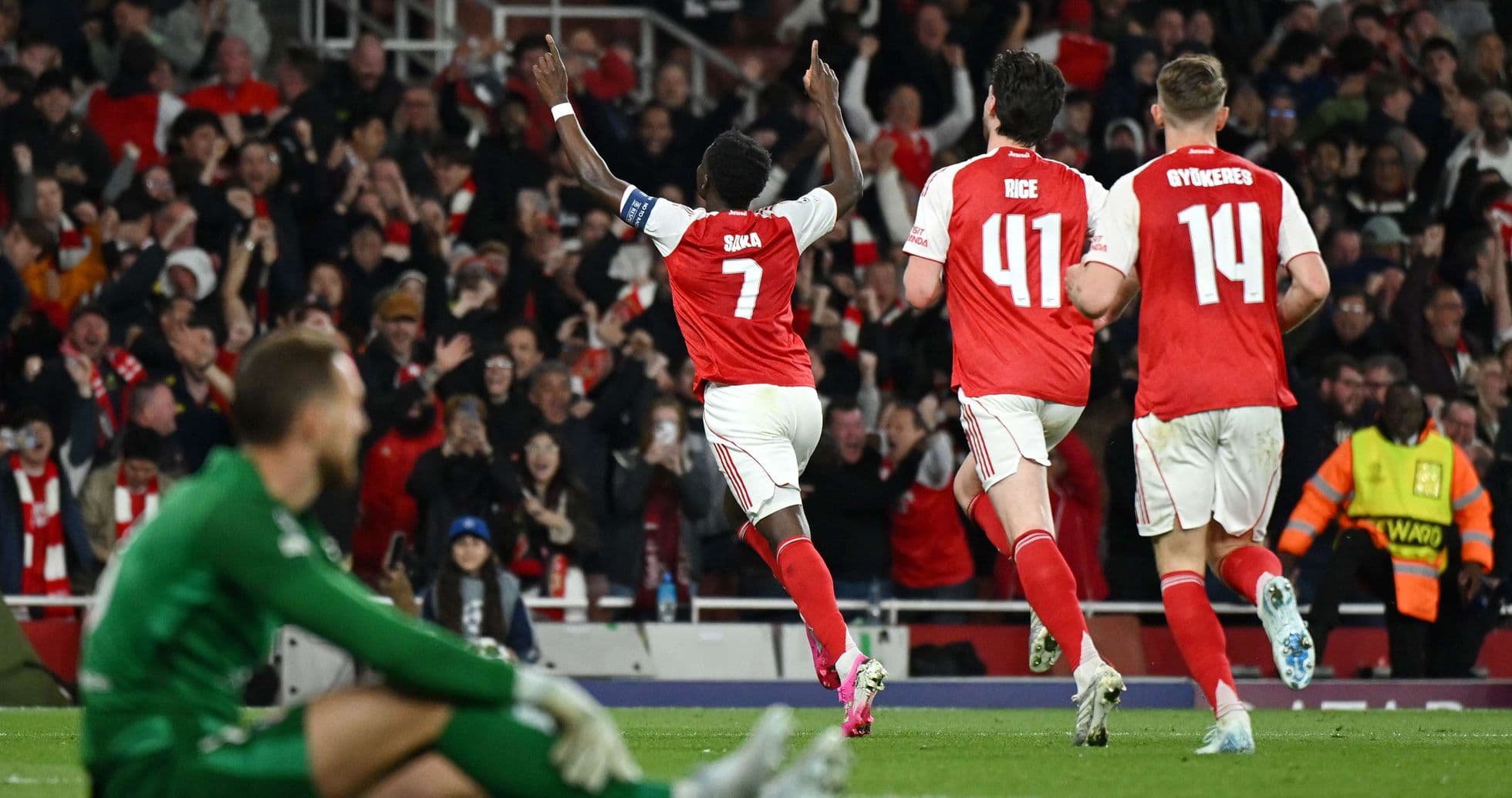 Celebración de gol de Bukayo Saka con sus compañeros