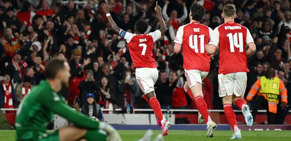 Celebración de gol de Bukayo Saka con sus compañeros