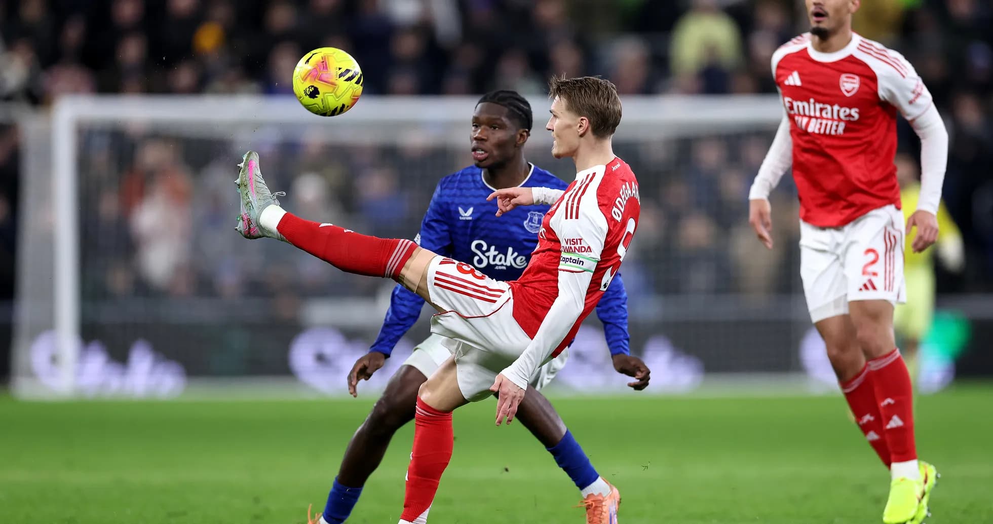 Jugador de Arsenal en acción contra Everton