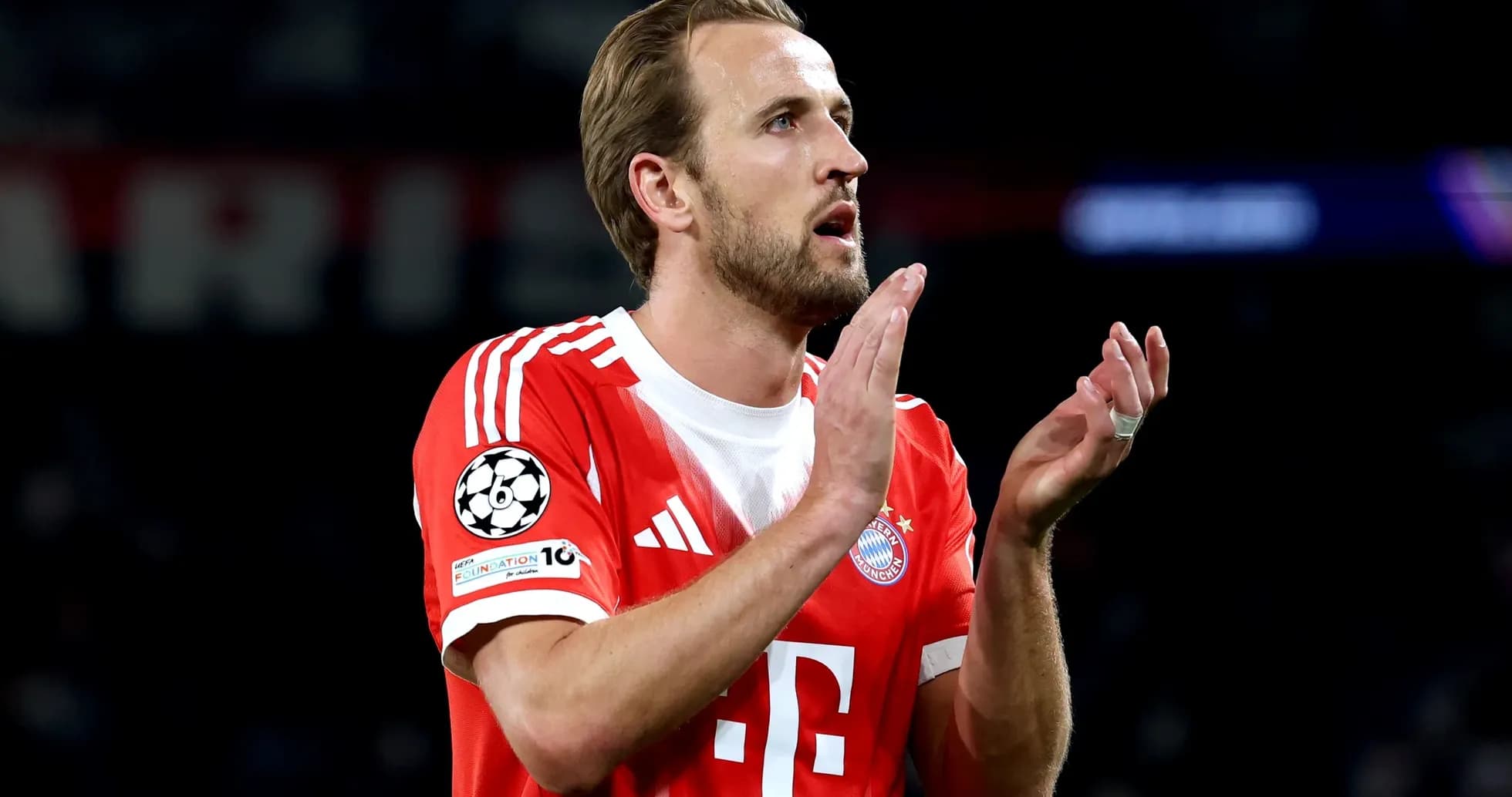 Harry Kane aplaudiendo en partido de Champions