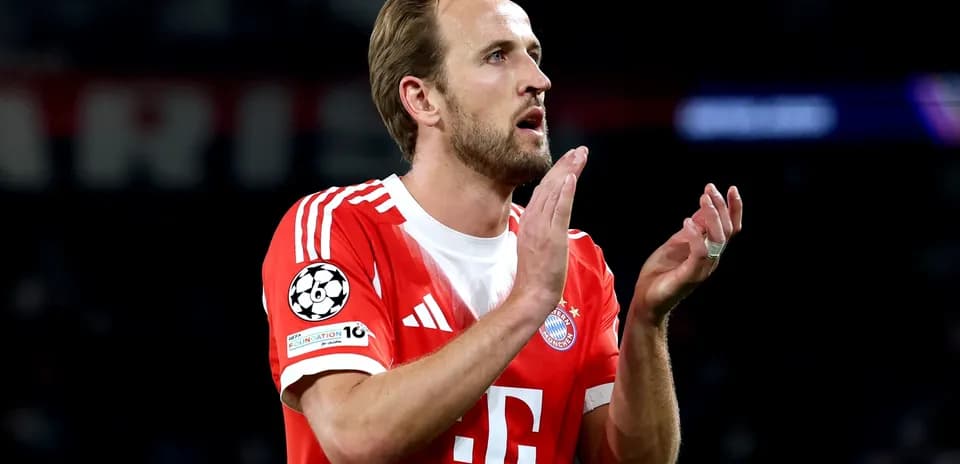 Harry Kane aplaudiendo en partido de Champions