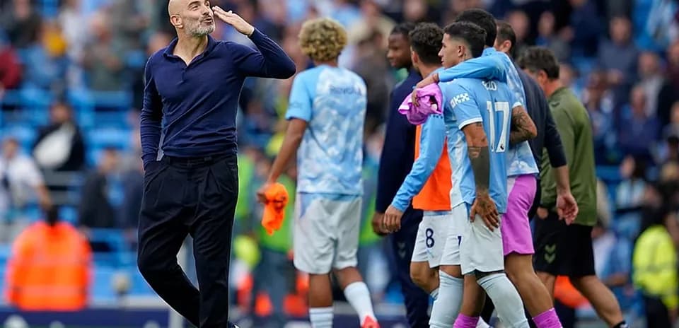 Pep Guardiola celebrando con sus jugadores