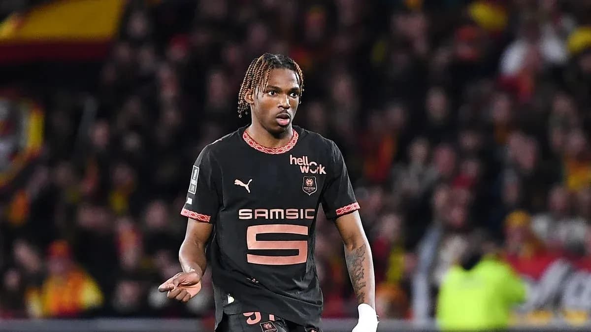 Jugador de fútbol en acción durante el partido