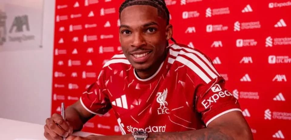 Jugador de Liverpool firmando contrato en sala de prensa
