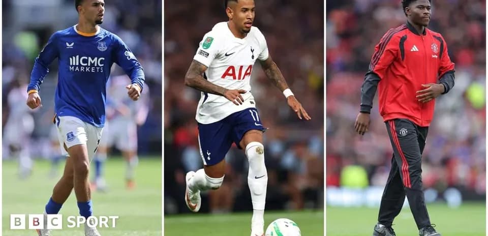 Tres jugadores de fútbol en diferentes poses