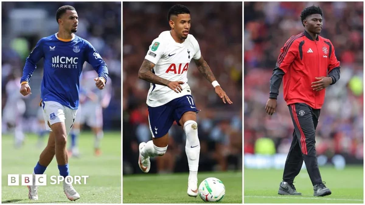 Tres jugadores de fútbol en diferentes poses