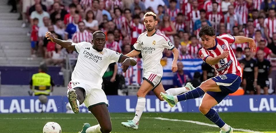 Jugadores de Atlético y Real Madrid en acción