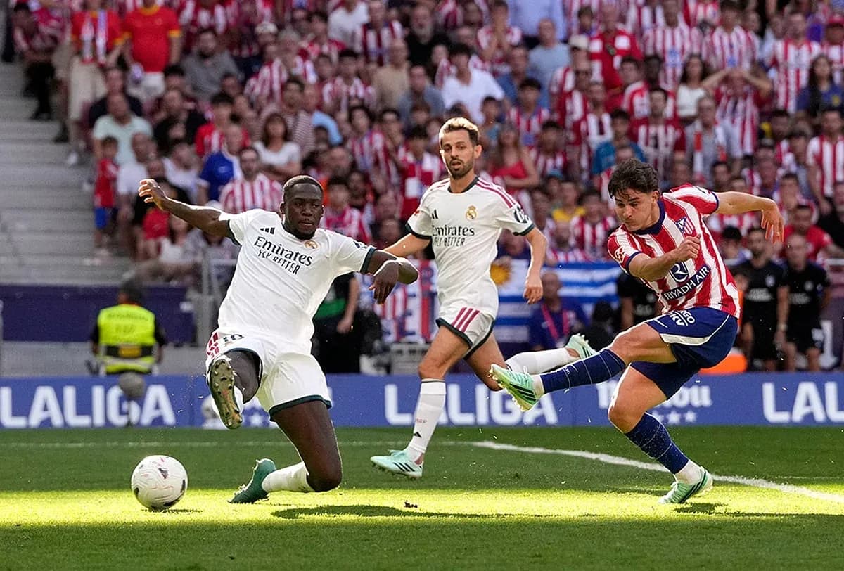Jugadores de Atlético y Real Madrid en acción