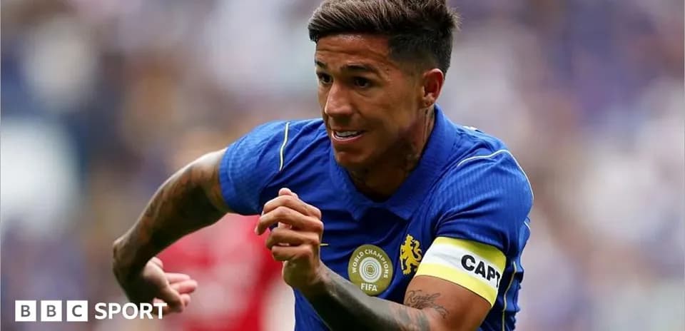 Jugador corriendo con camiseta de Chelsea y cinta de capitán