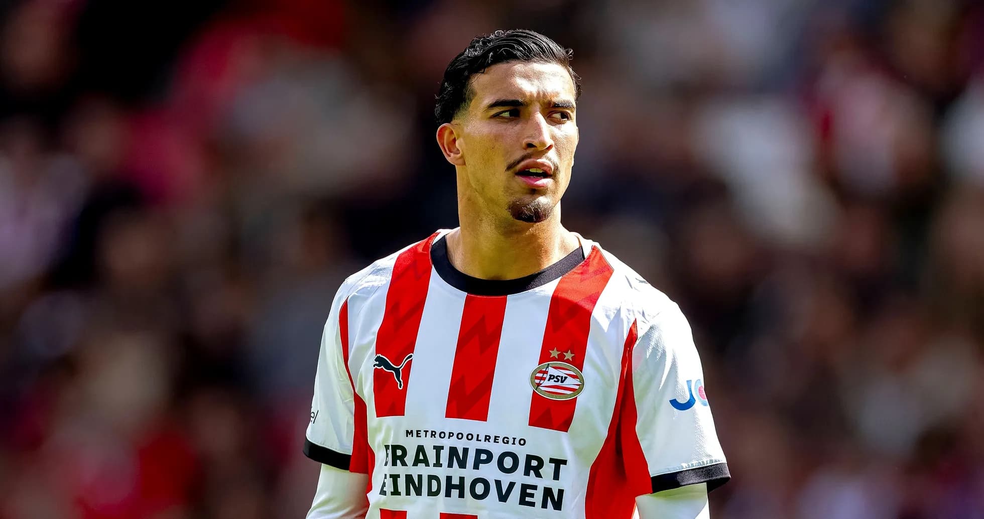 Jugador de PSV con camiseta roja y blanca en el campo