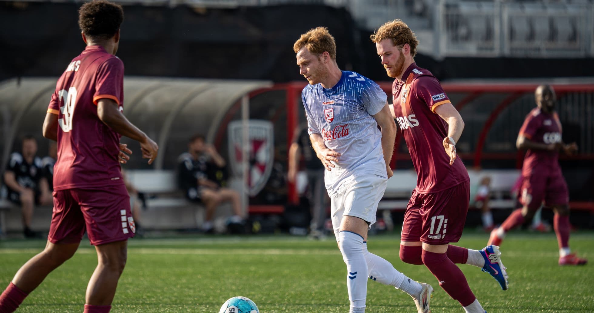 Jugadores de Birmingham Legion y Louisville City compiten