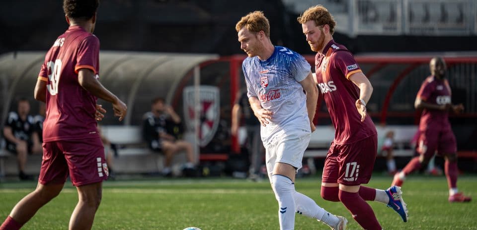 Jugadores de Birmingham Legion y Louisville City compiten