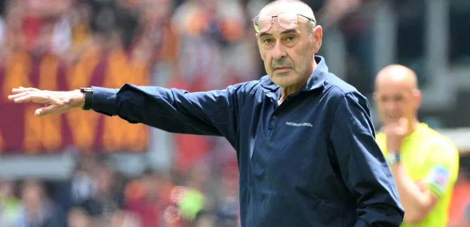 Entrenador dirigiendo a su equipo durante el partido