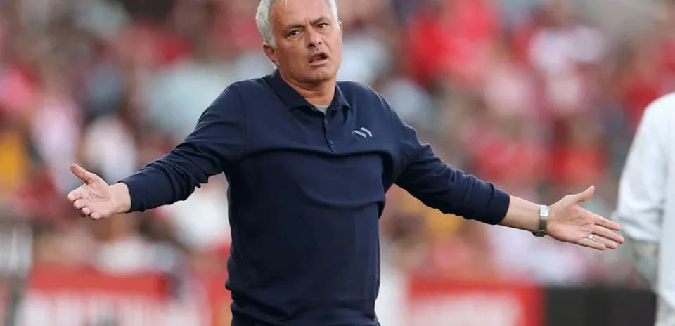 Entrenador gesticulando en el campo durante el partido